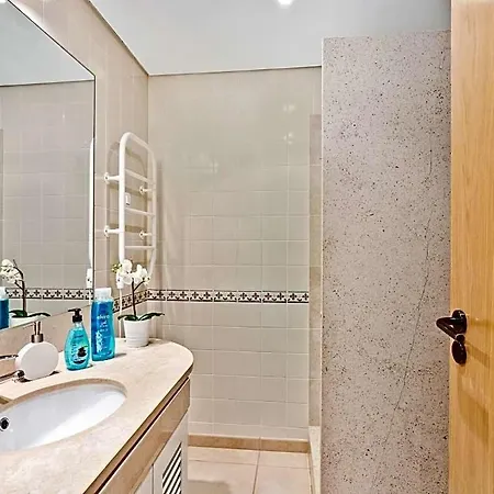 Sleeps 6 With Pool Air Con And Wifi Apartment